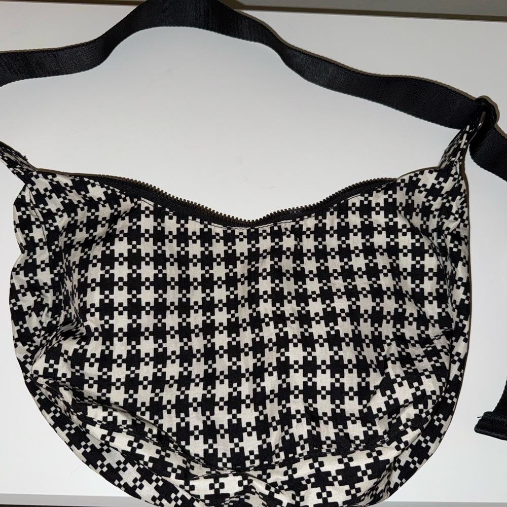 baggu medium crescent - black and white pixel gingham